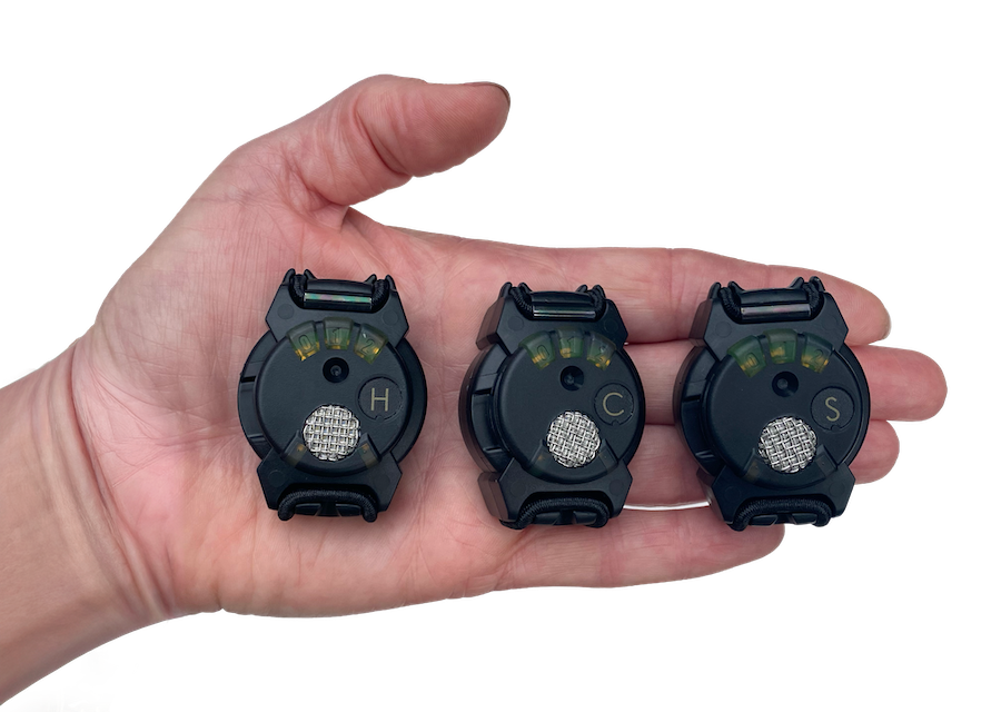 Vue d’une paume de main tenant trois capteurs Blast Gauge