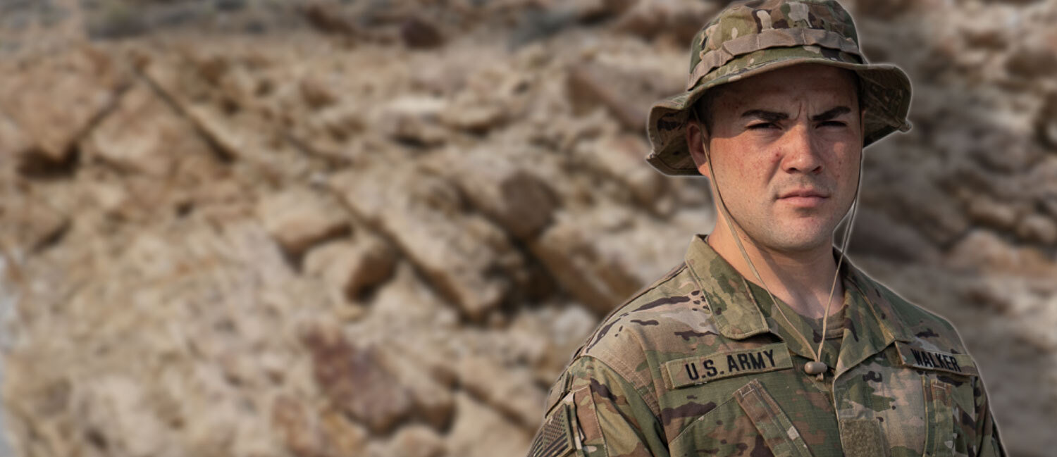 Soldat en tenue de camouflage qui regarde l’objectif