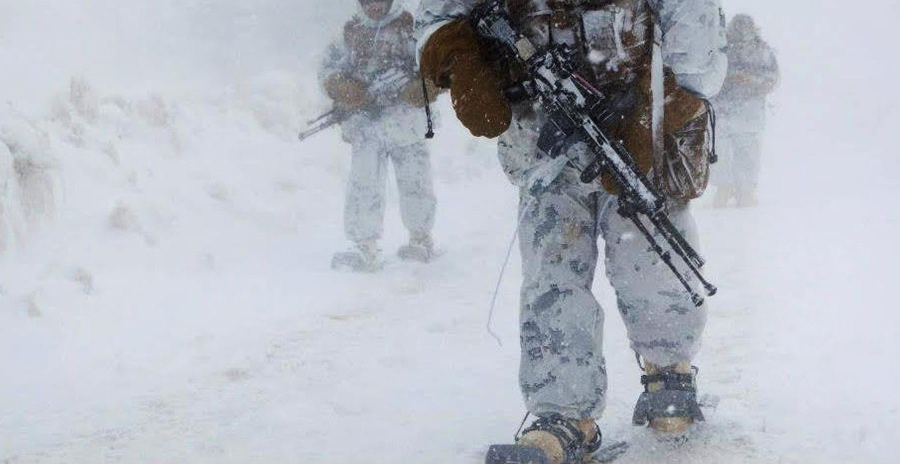 Soldats dans la neige portant les Vapor Barrier Bunny Boots