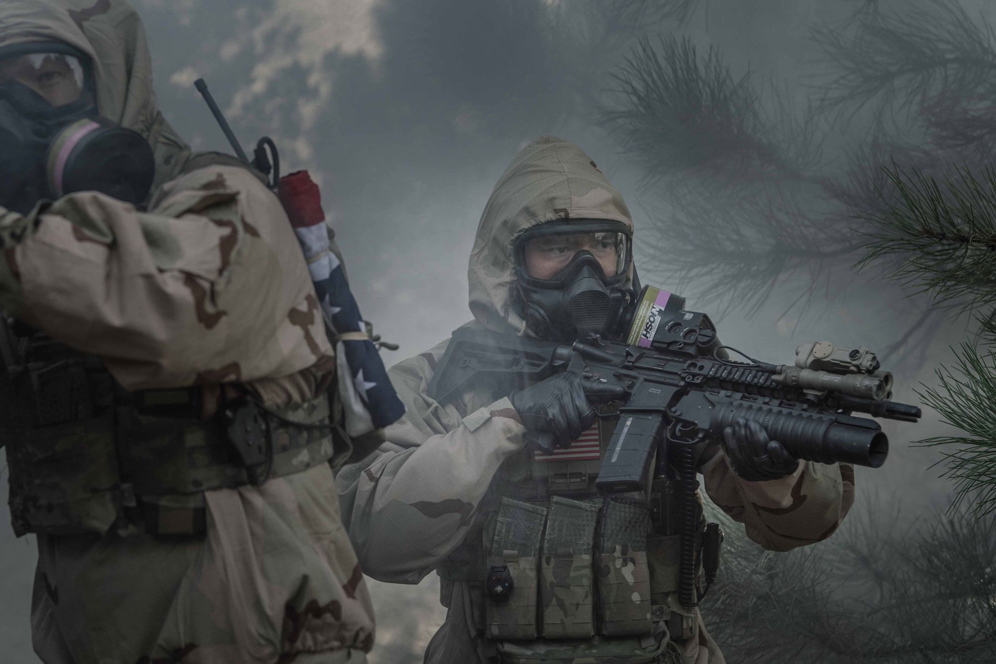 Soldat portant un équipement de protection contre les matières dangereuses avec masque à faible contrainte (LBM) et gant moulé AMG